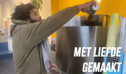 medewerker die de machine aanvult