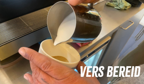 koffie die wordt ingeschonken